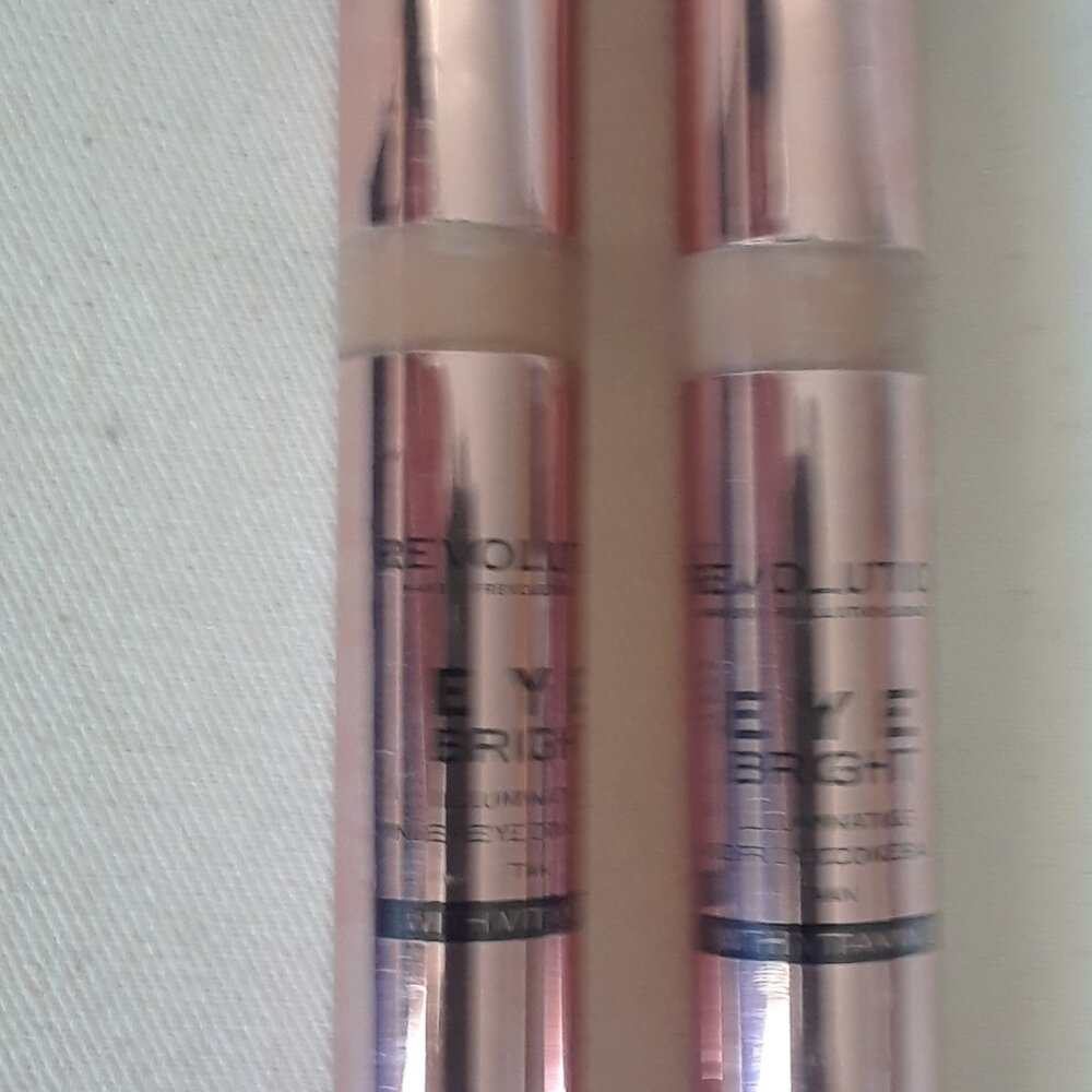 2 Revolution  Eye Bright Illuminating Under Eye Concealers